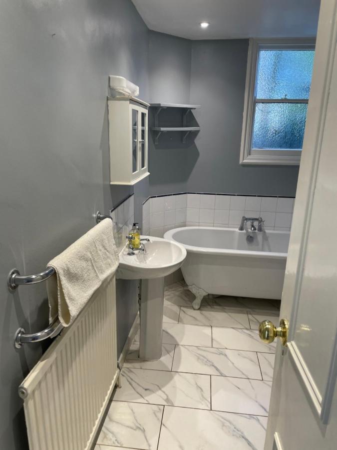 Spacious 2 Bedroom Apartment With Garden Кембридж Экстерьер фото