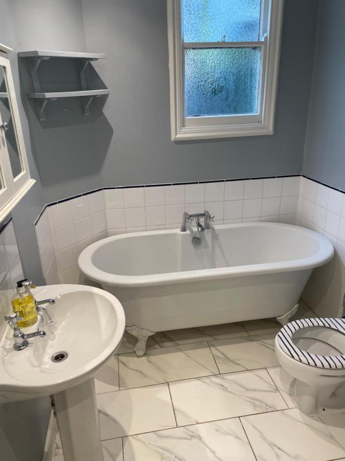 Spacious 2 Bedroom Apartment With Garden Кембридж Экстерьер фото
